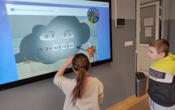 Powiększ obraz: uczennica korzysta z tablicy interaktywnej na świetlicy szkolnej