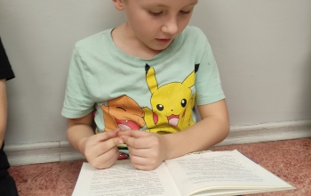 Powiększ obraz: uczeń czyta książkę