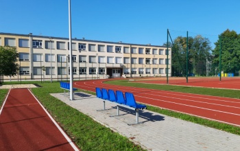 Powiększ obraz: fragment kompleksu sportowego i budynku szkoły