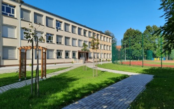 Powiększ obraz: budynek szkoły widziany od strony kompleksu sportowego