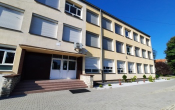 Powiększ obraz: budynek szkoły widziany od strony kompleksu sportowego
