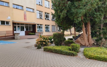 Powiększ obraz: wejście główne do budynku szkolnego