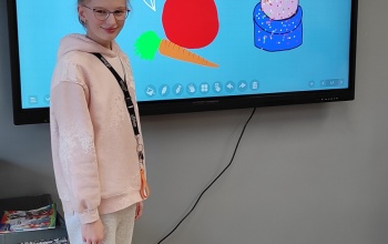 Powiększ obraz: uczennica korzysta z tablicy interaktywnej na świetlicy szkolnej