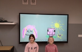 Powiększ obraz: uczniowie korzystają z tablicy interaktywnejna świetlicy szkolnej