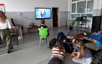 Powiększ obraz: Klasa 6 ogląda film "Mikołajek".