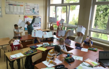 Powiększ obraz: uczniowie w klasie pracują przy stolikach podczas zajęć w ramach Europejskiego Tygodnia Języków Obcych 