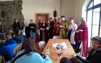 Powiększ obraz: uczniowie, nauczyciele i przebranki pracownicy zamku w jednym z pomieszczeń